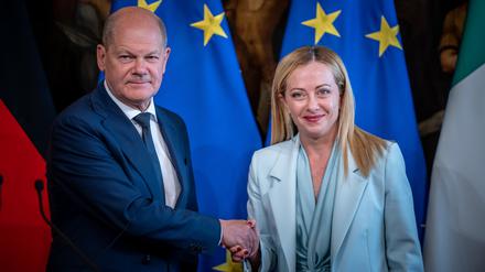 Bundeskanzler Olaf Scholz (SPD) nimmt neben Giorgia Meloni, Ministerpräsidentin von Italien, an einer Pressekonferenz teil.