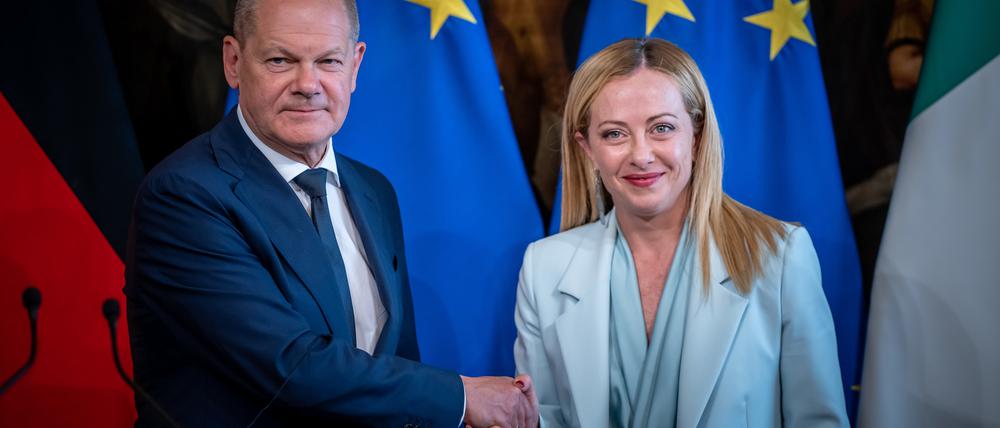Bundeskanzler Olaf Scholz (SPD) nimmt neben Giorgia Meloni, Ministerpräsidentin von Italien, an einer Pressekonferenz teil.