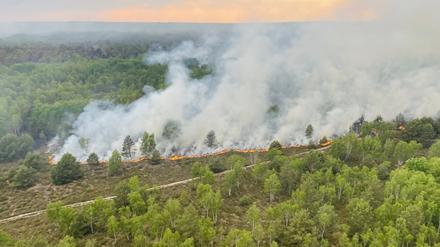 Ein Blick auf das Waldbrandgebiet in Jüterbog aus einem Hubschrauber der Bundespolizei. Der Waldbrand bei Jüterbog hat sich von der Fläche erneut verdoppelt. Derzeit seien 656 Hektar betroffen, teilte das Ordnungsamt am Donnerstag mit.