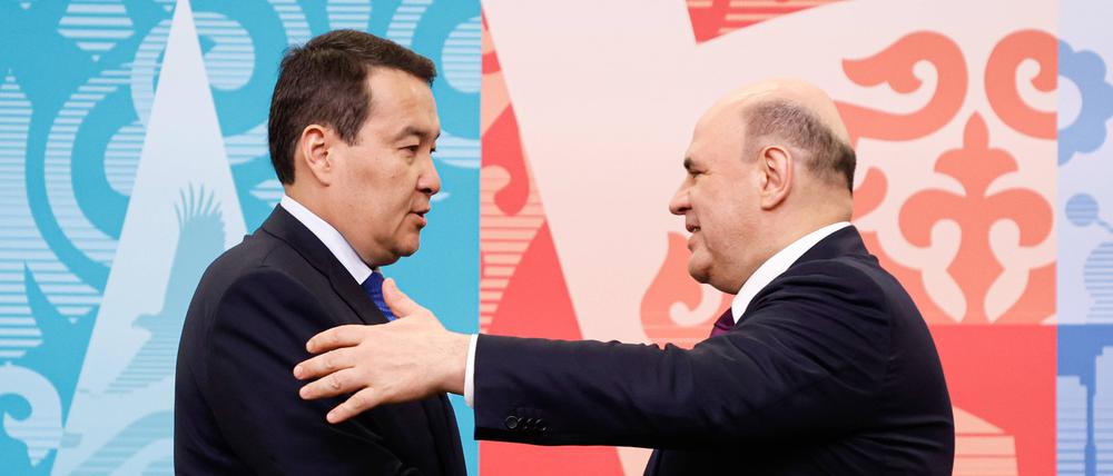 Kasachstans Premierminister Alikhan Smailov (L) und der russische Premierminister Mikhail Mishustin.