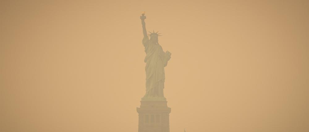 Die Freiheitsstatue war in den vergangenen Tagen wegen des Rauchs aus Kanada in New York nur schemenhaft zu erkennen.