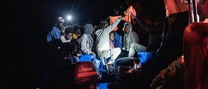 Immer wieder kommt es zu dramatischen Situationen bei der Rettung von Menschen im Mittelmeer. 