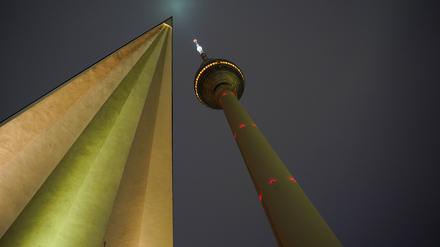 Blick am frühen Morgen auf den Fernsehturm und einen kleinen Teil des umgebenden Baus. +++ dpa-Bildfunk +++