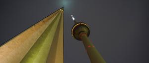 Blick am frühen Morgen auf den Fernsehturm und einen kleinen Teil des umgebenden Baus. +++ dpa-Bildfunk +++