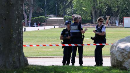 Die französische Polizei sichert das Gebiet, nach einem Messerangriff in Annecy in den französischen Alpen.