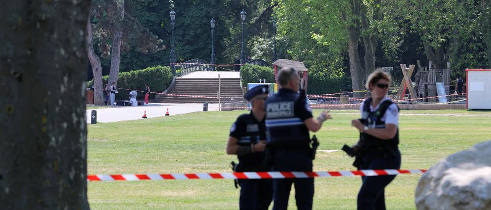 Die französische Polizei sichert das Gebiet, nach einem Messerangriff in Annecy in den französischen Alpen.