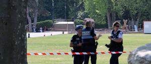 Die französische Polizei sichert das Gebiet, nach einem Messerangriff in Annecy in den französischen Alpen.