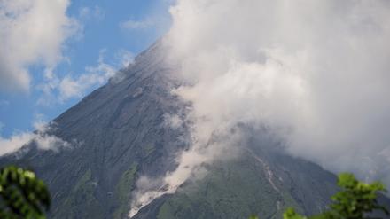 Rauch steigt auf vom Vulkan Mayon auf den Philippinen. 
