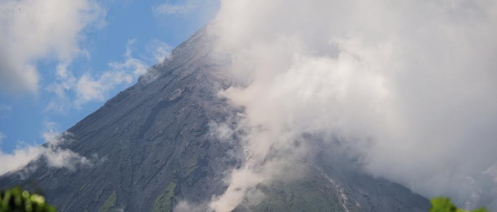 Rauch steigt auf vom Vulkan Mayon auf den Philippinen. 
