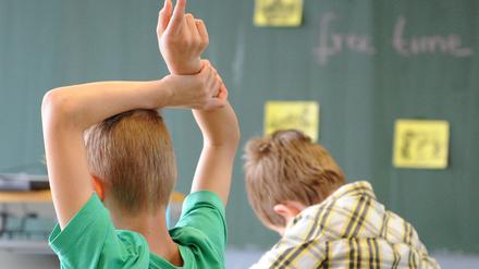 Ein Schüler meldet sich.
