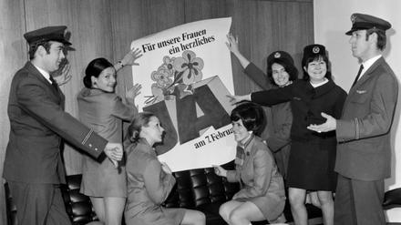 Anfang Februar 1971: Stewardessen werben für das Frauenwahlrecht in der Schweiz. 