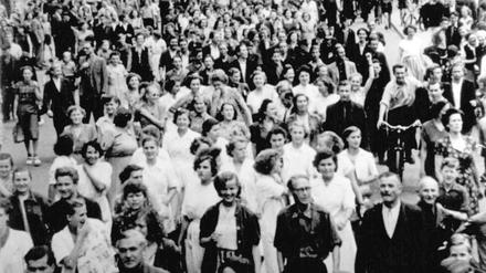 Demo auf dem Marktplatz in Halle am 17. Juni 1953.