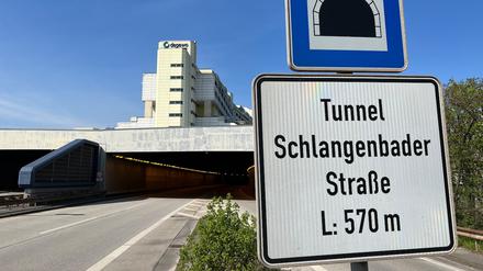 Verwaiste Autobahn: Der Tunnel ist gesperrt, die Autobahnbrücke über den Breitenbachplatz gähnend leer.