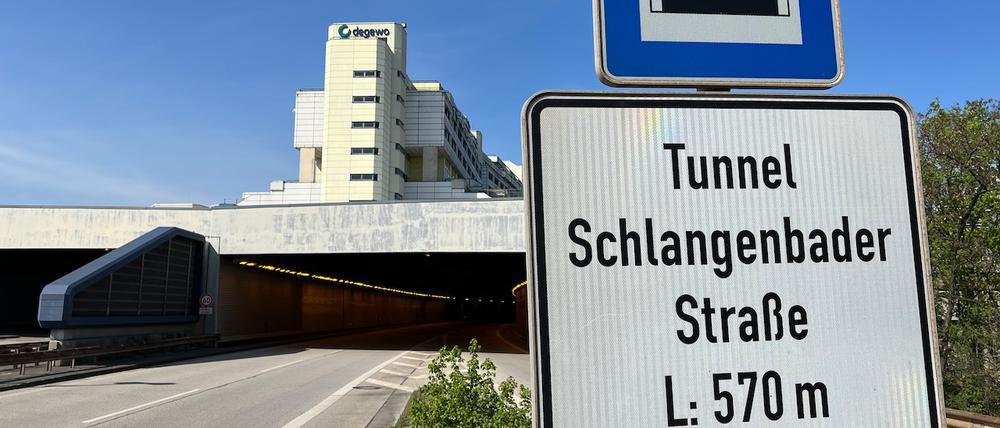 Verwaiste Autobahn: Der Tunnel ist gesperrt, die Autobahnbrücke über den Breitenbachplatz gähnend leer.