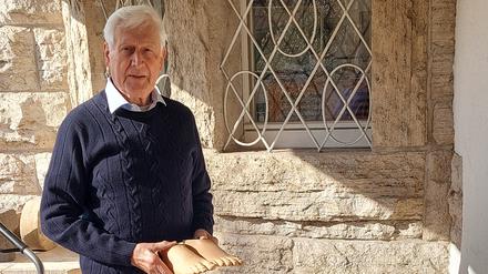 Klaus Dittmer aus Zehlendorf mit gespendeten Prothesenteilen.