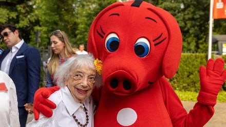 Ehrenbürgerin und Maskottchen. Beim Empfang der Berliner Sparkasse traf Margot Friedländer auch alte Bekannte.