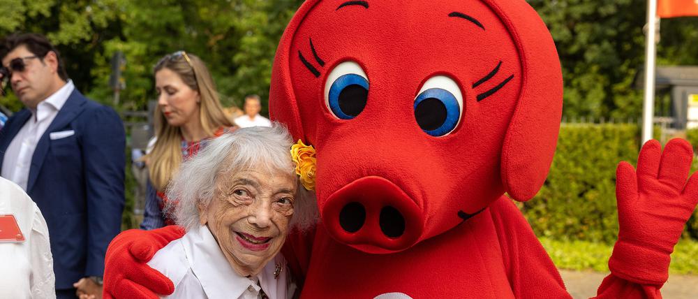 Ehrenbürgerin und Maskottchen. Beim Empfang der Berliner Sparkasse traf Margot Friedländer auch alte Bekannte.