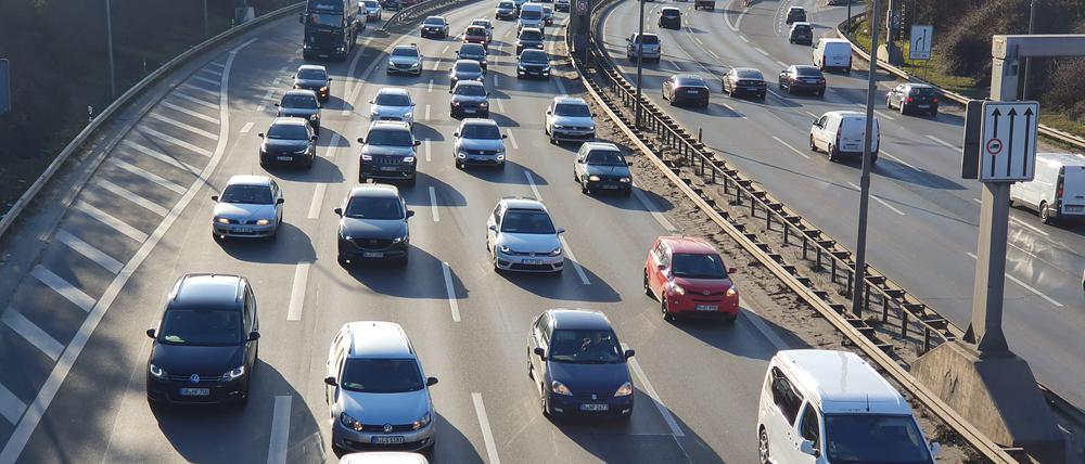 Viele Autos, viel Lärm. Die A100 in Schöneberg.