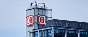 Das «DB» Logo ist auf dem Turm am Hauptbahnhof Berlin zu sehen.