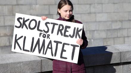 „Skolstrejk för klimatet“. Die schwedische Klimaaktivistin Greta Thunberg hält während eines Schulstreiks in Berlin ein Schild mit der Aufschrift „Schulstreik fürs Klima“ in den Händen.