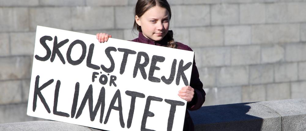 „Skolstrejk för klimatet“. Die schwedische Klimaaktivistin Greta Thunberg hält während eines Schulstreiks in Berlin ein Schild mit der Aufschrift „Schulstreik fürs Klima“ in den Händen.