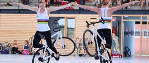 Radsport Kunstradfahren / 100 Jahre RV Bodelshausen 17.07.2022 Baden-Wuerttembergische Meisterschaften beim RV Bodelshausen Weltmeisterinnen Selina Marquardt li und Helen Vordermeier re *** Cycling Art Cycling 100 years RV Bodelshausen 17 07 2022 Baden Wuerttemberg Championships at RV Bodelshausen World Champions Selina Marquardt l and Helen Vordermeier r 