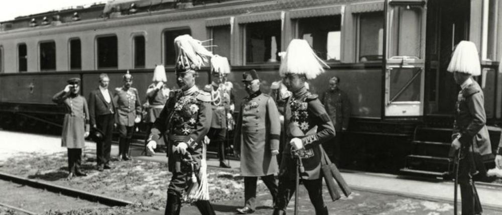 Kaiser Wilhelm II vor dem Kaiserzug auf dem Bahnhof Neustrelitz im Jahr 1914.