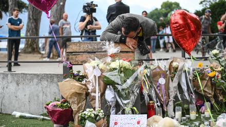Blumen liegen in dem Park in Annecy, an dem ein Mann sechs Personen mit einem Messer angegriffen hatte. 