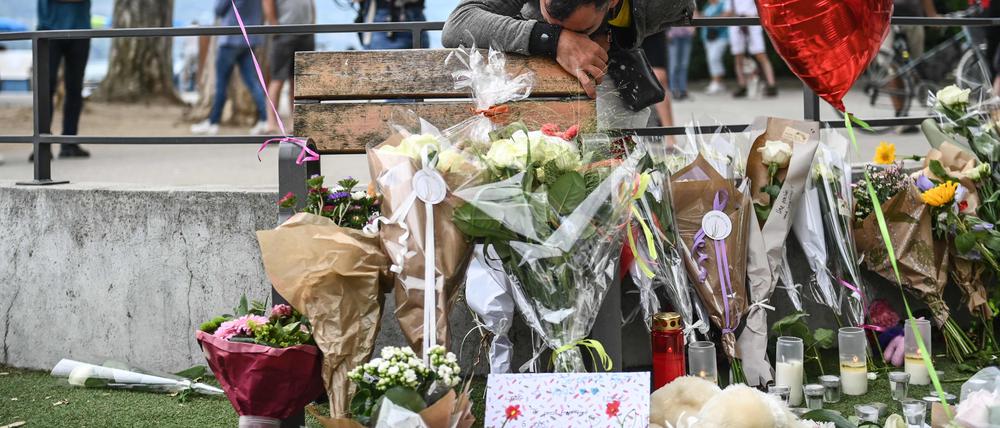 Blumen liegen in dem Park in Annecy, an dem ein Mann sechs Personen mit einem Messer angegriffen hatte.