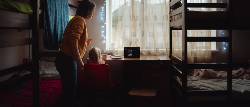 Die Sozialarbeiterin Oksana Zavadskyi in einem Kinderheim in Serednje in der Ukraine.