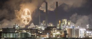 Der Pharma- und Chemiekonzern Bayer senkt seine Erwartungen für das Jahr. Schuld ist vor allem das Glyphosat: Die Preise und die Nachfrage danach sind gefallen.