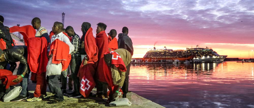 Einwanderer aus Nordafrika stehen am Hafen von Malaga (Symbolbild).