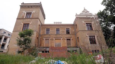 Verwaiste Baustelle: Die denkmalgeschützte Villa Tummeley in der Berliner Straße.