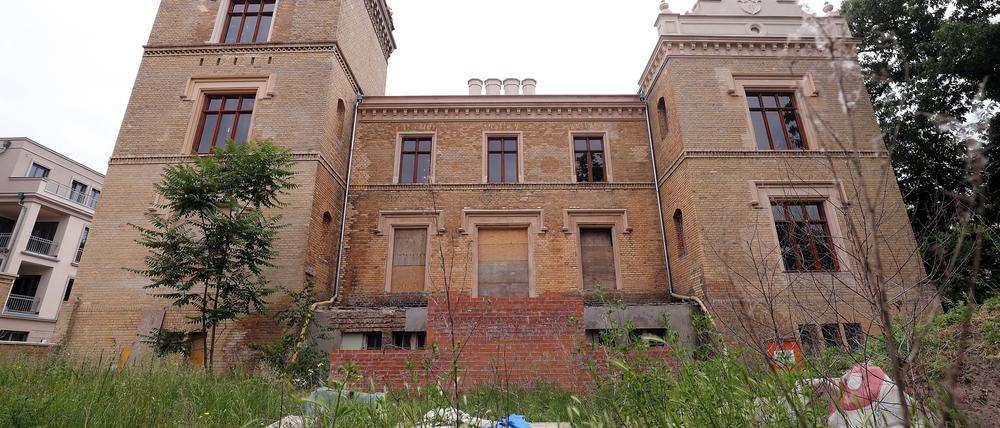 Verwaiste Baustelle: Die denkmalgeschützte Villa Tummeley in der Berliner Straße.