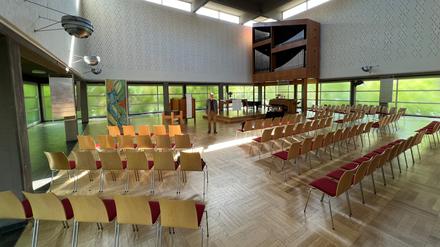 Licht, hoch und einladend: Im Kirchsaal der Patmosgemeinde stehen die Menschen, die Gemeinschaft im Mittelpunkt.