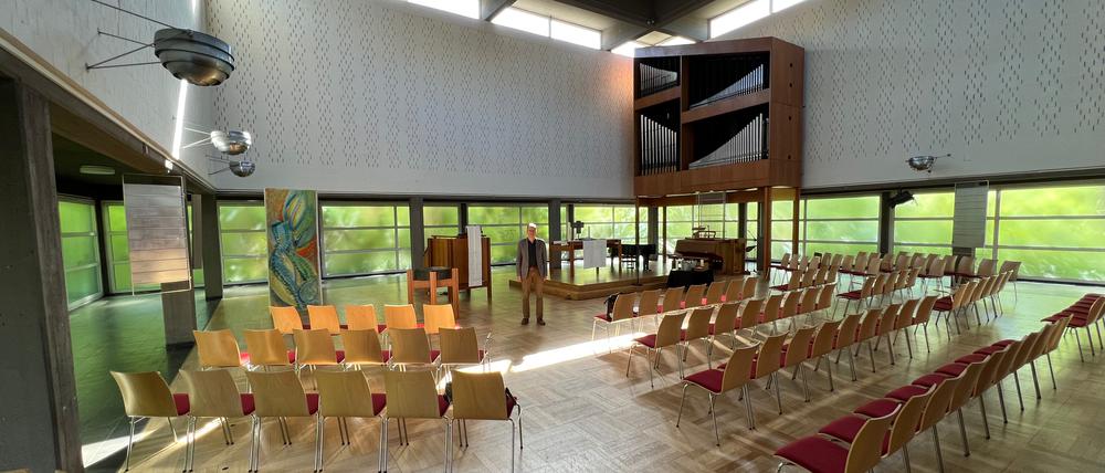 Licht, hoch und einladend: Im Kirchsaal der Patmosgemeinde stehen die Menschen, die Gemeinschaft im Mittelpunkt.