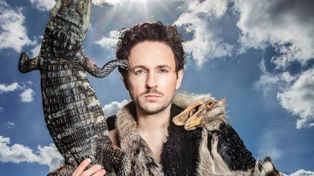 Extraterrestrische Wackelpuppe mit diabolischem Service-Lächeln: Dimitrij Schaad in „Planet B“.