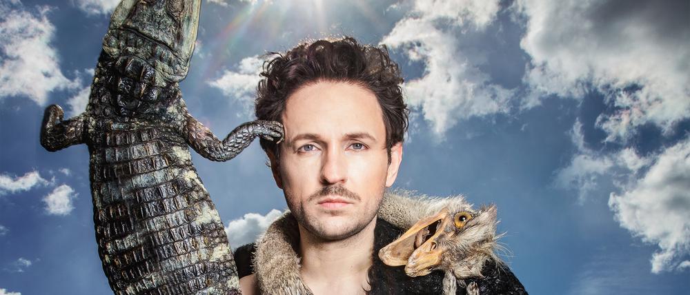 Extraterrestrische Wackelpuppe mit diabolischem Service-Lächeln: Dimitrij Schaad in „Planet B“.