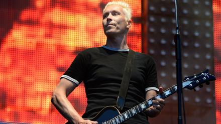 Farin Urlaub, Sänger und Gitarrist der Berliner Punkrock-Band Die Ärzte, steht am 10.08.2013 im Rahmen ihrer Tour auf dem Tempelhofer Feld in Berlin auf der Bühne. Drei Abende lang dient das Tempelhofer Feld am Wochenende als Deutschpunk-Konzertbühne.