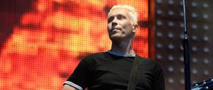 Farin Urlaub, Sänger und Gitarrist der Berliner Punkrock-Band Die Ärzte, steht am 10.08.2013 im Rahmen ihrer Tour auf dem Tempelhofer Feld in Berlin auf der Bühne. Drei Abende lang dient das Tempelhofer Feld am Wochenende als Deutschpunk-Konzertbühne.