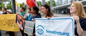 Teilnehmer verschiedener Organisationen protestieren mit einer Mahnwache gegen die geplante Asylreform beim 38. Deutschen Evangelischen Kirchentag. 