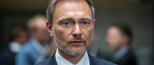 Christian Lindner (FDP), Bundesminister der Finanzen, kommt zu der Sitzung des Haushaltsausschusses des Bundestags.