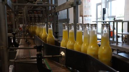 Das Unternehmen produziert alkoholische Cocktails in Flaschen, was technisch anspruchsvoller ist, als man denken könnte.