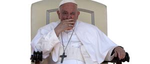 Arbeiten geht für den Papst schon wieder.