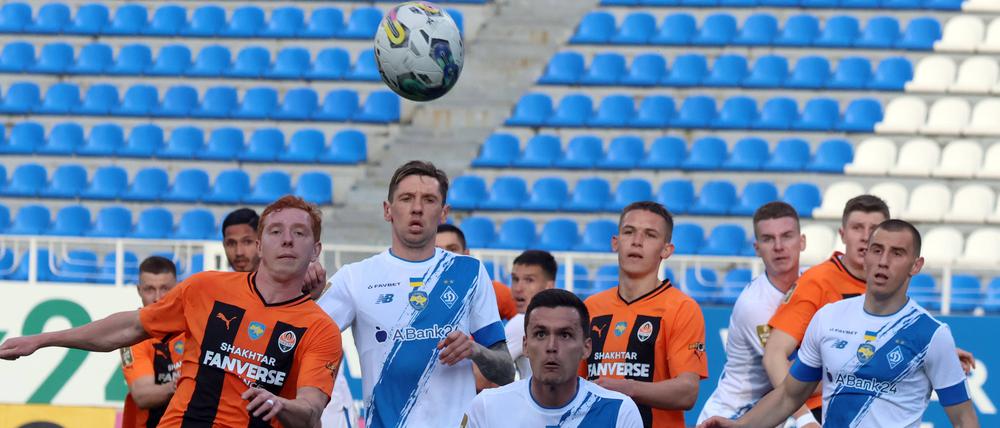 Leere Ränge, aber der Ball rollt. So wie hier im April beim Duell der Renommierklubs Dynamo Kiew (weiß) und Schachtar Donezk.