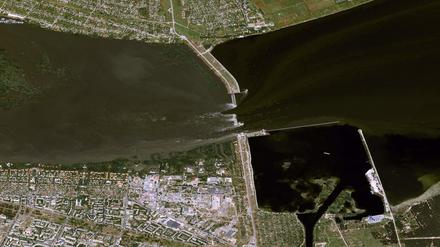 Das am 09.06.2023 von Airbus Defence and Space zur Verfügung gestellte Foto, vom Pléiades-Neo 3-Satelliten aufgenommen, zeigt den Kachowka-Damm im Süden der Ukraine vor der Zerstörung.