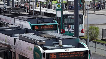 Der Potsdamer Bahnhofsvorplatz mit diversen Bus- und Straßenbahnsteigen. 