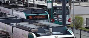 Der Potsdamer Bahnhofsvorplatz mit diversen Bus- und Straßenbahnsteigen. 