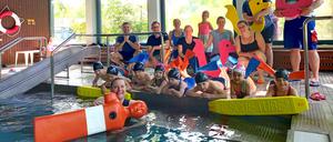 Die Eltern in den Kinderkursen hätten „fassungslos und geschockt“ auf die Kündigung und die drohende Schließung des Bads reagiert, berichtet Daniela Theile (vorne im Wasser) von der DLRG.