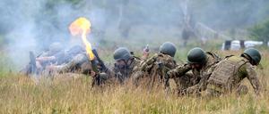 Ukrainische Soldaten während einer Übungseinheit.